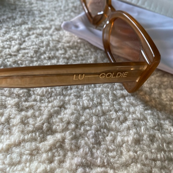 The perfect rectangle sunglass frame -The ‘Salomé’ are slim and chic Sunglasses main image 6
